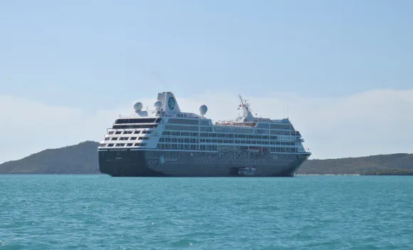 Barco Azamara Onward